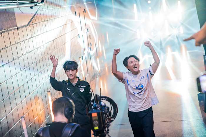 ATLANTA, GEORGIA - OCTOBER 30: Han "Peanut" Wang-ho of Gen.G (L) and Hong "Pyosik" Chang-hyeon of DRX make a grand entrance at the League of Legends World Championship Semifinals on October 30, 2022 in Atlanta, GA.